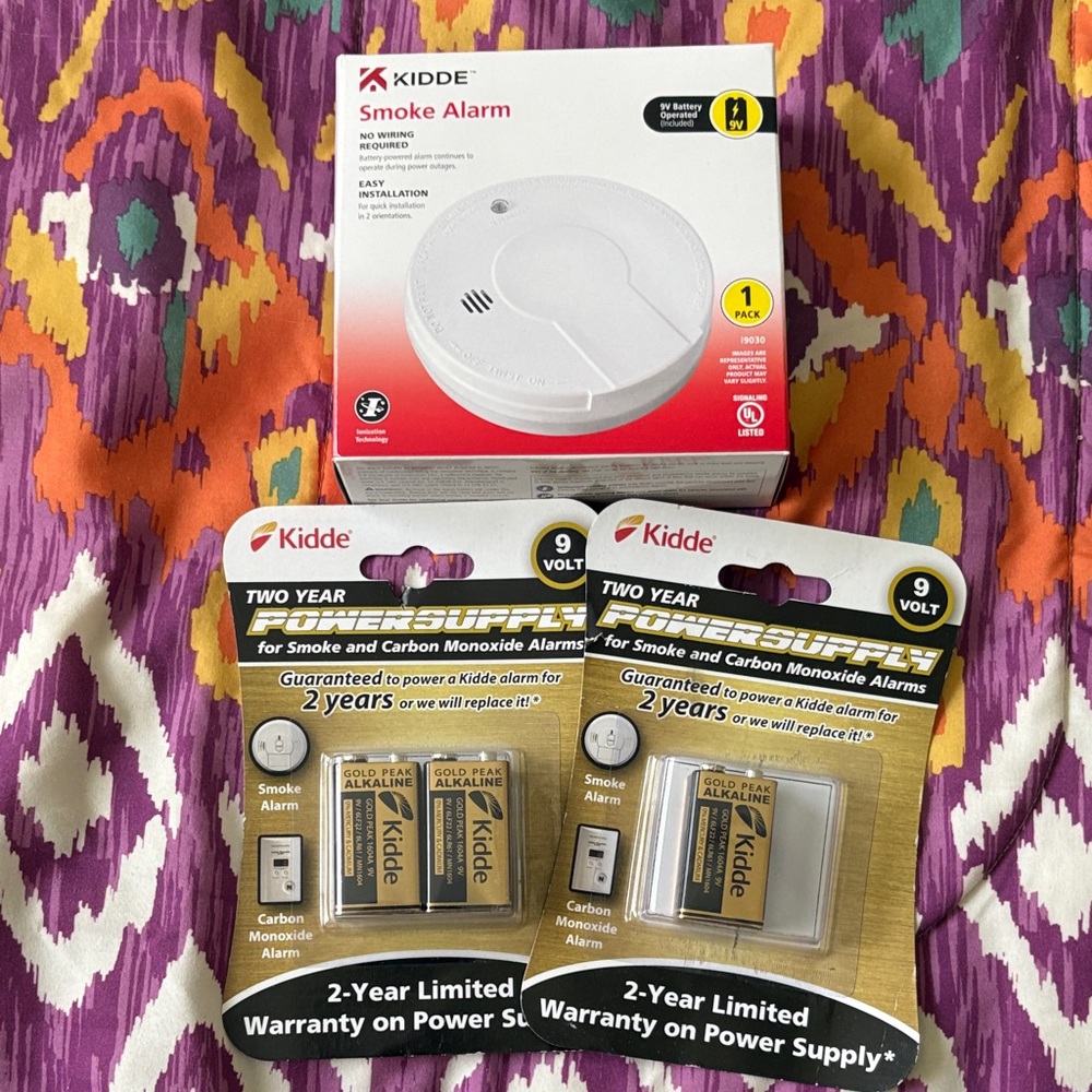 Smoke Alarm with 9V Batteries - White